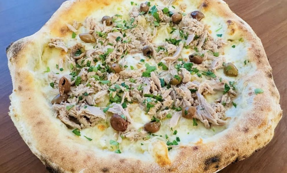 Un viaggio nella memoria di una pizza tonno e cipolla