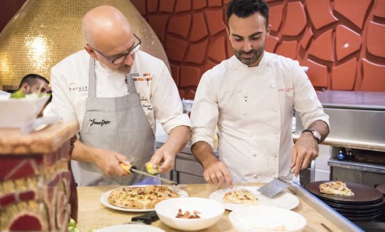 Franco Pepe con Luca Pedata di Carlo e Camilla in Segheria