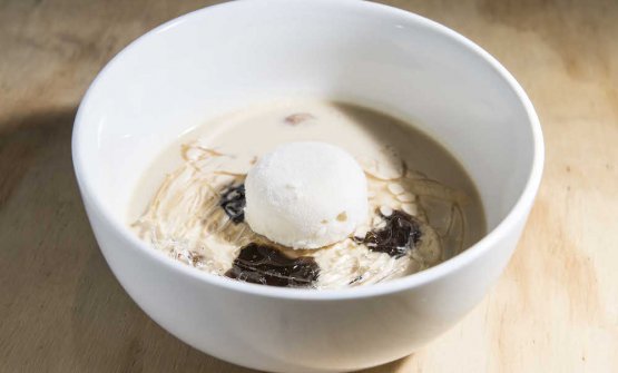 Latte condensato, gelatina di espresso, gelato al Baileys e mandorle, il dessert di Cristina Bowerman