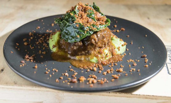 Guanciale di vitello glassato con cavolo nero, ‘nduja e zenzero del team di Francesco Mazzei