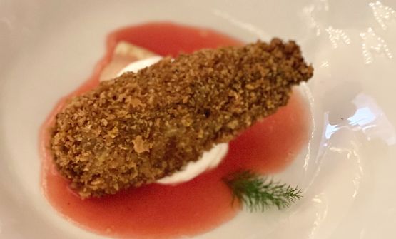 Cipollata di alici croccante a cura dello chef Giovanni Ingletti
Alici fritte e condite con una cipollata a base di capperi e olive; alla base, una mousse di ricotta fresca e acqua di pomodoro