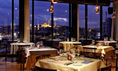La sala del ristorante Neolokal, sulla Bankalar di