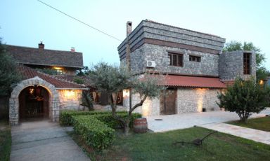 Stara Kuca a Podgorica, telefono +382.069.030204,