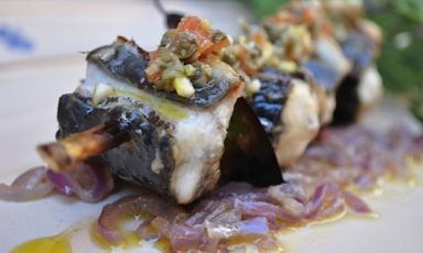 Anguille al forno con cipolle rosse stufate di Acq