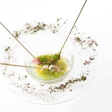 Fior di caciotta alle alghe su croccante al sale e pesce crudo