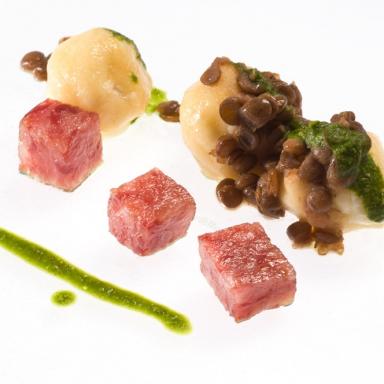 Gnocchi morbidi di ricotta con cotechino e lenticchie