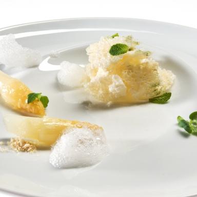Nuvola di mentuccia con asparagi e sesamo