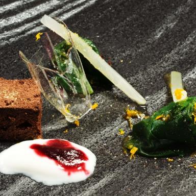 Tortino di cioccolato con bietole, yogurt e agrumi