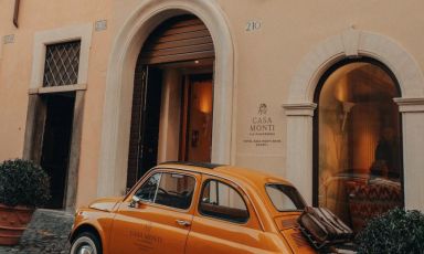 L'ingresso di Casa Monti Roma, in via Panisperna nello storico quartiere capitolino. Photo credits @alexisexplorer

