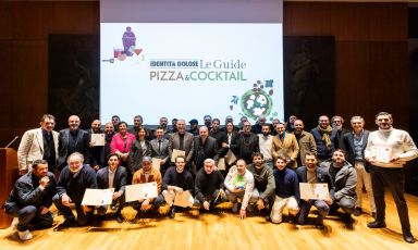 26 febbraio 2024, Milano: la prima volta. Foto di gruppo dei premiati della prima edizione della Guida di Identità Golose alle Pizzerie e Cocktail Bar d’autore
Tutte le foto sono di OnStageStudio
