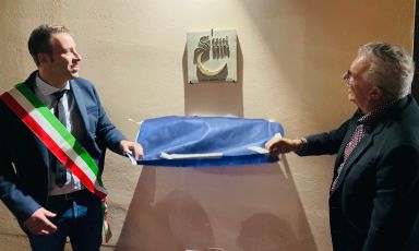 On the 18th of March 2023 Andrea Baldini, mayor of Argenta, and Igles Corelli, unveil the plaque commemorating the Saperi e Sapori event at the Centro Culturale dei Cappuccini
