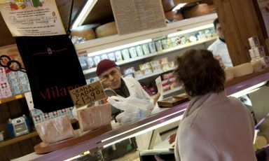 Noi di Identità per tre giorni siamo andati in giro nei cinque mercati selezionati a scoprire che gli stessi commercianti si sono fatti portavoce verso i clienti dell’iniziativa e del suo risvolto solidale, con grande entusiamo e coinvolgimento. Qui il nostro racconto.