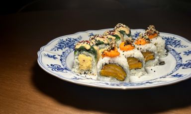 Alcuni uramaki veg del Bluesquare a Milano (qui Lorenzo, con crema di ceci, spinacio, salsa al sesamo, salsa piccante; e Fritzucca, con zucca in tempura, crema di carote, zucca e zenzero, semi di zucca). Da gustare, non si torna più indietro. Tutte le foto dei piatti sono di Tanio Liotta
