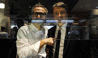 Massimo Bottura e Matteo Renzi al pass della cucin