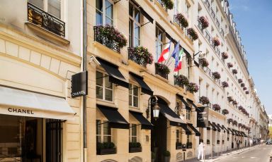 La facciata esterna del Castille Paris - Starhotels Collezione

