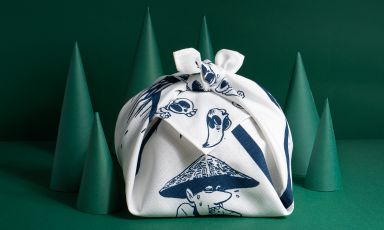 Il Panettone Accogliente è in vendita presso Gastronomia Yamamoto e online, fino a esaurimento scorte. Parte del ricavato dalla vendita verrà devoluto alla Onlus UIKI a sostegno delle popolazioni del Rojava, mentre l'orlo del tessuto che fa da involucro al panettone è stato realizzato da Cooperativa Alice, a sostegno delle donne che hanno commesso reato con il fine di essere reinserite in società. Il disegno del tessuto, invece, è stato realizzato dall'artista Zerocalcare. Prezzo suggerito € 60.00
