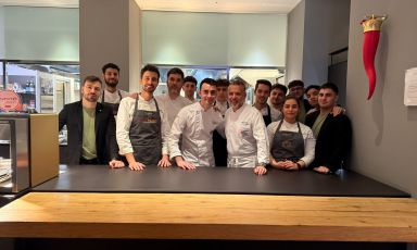 Una grande brigata al pass di Identità Golose Milano che ha accolto nella serata di ieri Edoardo Tizzanini, chef del DaV by Da Vittorio Louis Vuitton, a Milano, e vincitore della competizione italiana di S.Pellegrino Young Chef Academy, e Giancarlo Perbellini, suo mentore per la competizione internazionale, nonché chef del ristorante Casa Perbellini12 Apostoli, tre stelle Michelin a Verona, insieme all'inarrestabile squadra dell'executive chef dell'hub Edoardo Traverso

