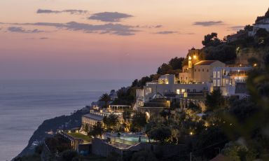 La suggestiva immagine di Furore Grand Hotel illuminato dalle luci della sera
