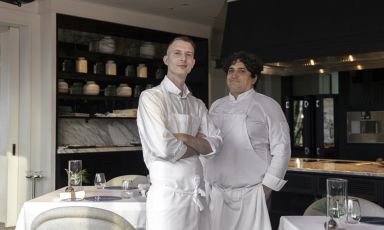 Con l'argentino Mauro Colagreco (a destra), l'allievo Davide Garavaglia, 35 anni di Corbetta (Milano), oggi executive chef del ristorante Côte by Mauro Colagreco, 2 stelle Michelin
