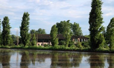 Oltre le risaie del Parco del Ticino, vista su Cascina Caremma. Foto di Jacopo Salvi
