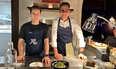 Daniele Lodigiani, resident chef classe 1998, e David Fiordigiglio, chef consulente classe 1999: mezzo secolo in due, propongono un'idea di cucina contemporanea, easy e inclusiva, al Gesto di Milano 
