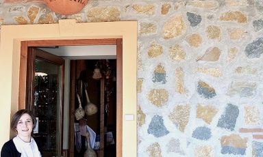 Isabella Preziuso sulla porta d'ingresso del suo l