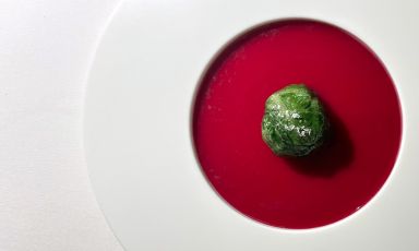 Carassio, cavolo rosso e ananas, piatto delizioso (il carassio avvolto in foglie di lattuga con salsa di cavolo rosso fermentata con ananas e lime) a La Trota di Rivodutri, Rieti, nel Lazio. Rappresenta bene la terza vita del ristorante magnificamente condotto dalla famiglia Serva
