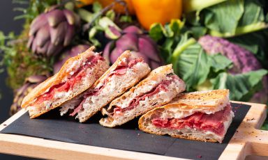 A Identità Milano 2019 la Levoni ha presentato la sua idea di evoluzione di merenda all'italiana, con l'aiuto di tre grandi della cucina: Matteo Felter, Gianluca Gorini e Renato Bosco, qui nella foto una delle pizze che quest'ultimo ha presentato per l'occasione
