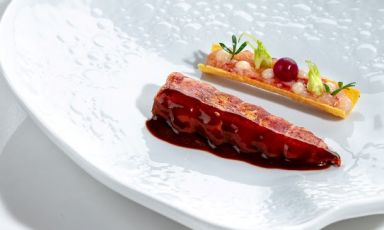 Astice, lampone, puntarelle e croccante al mais è