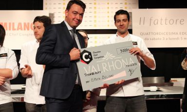 Ettore Beligni, pastry chef at Ristorante Arnolfo in Colle Val d’Elsa, receives the award in the Auditorium from Pierre Cantrel of Valrhona (Foto Brambilla-Serrani)
