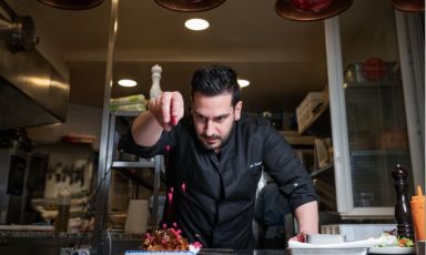 Denny Imbroisi al lavoro nel suo primo ristorante Ida, nome che è omaggio. alla sorella
