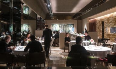 Uno scatto della sala in azione al ristorante Arnolfo, due stelle Michelin a Colle di Val d'Elsa (Siena), il cui patron e chef Gaetano Trovato abbiamo intervistato in precedenza sul tema della sala (Parla Gaetano Trovato: «Il personale c'è. Manca, però quello serio e qualificato»)
