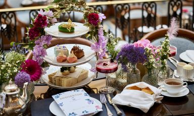 Il Bridgerton afternoon tea all'hotel The Lanesborough a Londra
