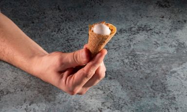 Un piccolo cono, che avvolge un sorbetto: pane e u