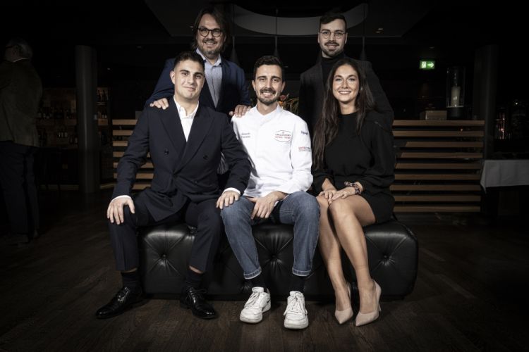 La squadra di sala di Identità Golose Milano: in piedi da sinistra il Restaurant anager Andrea Polini, il Sommelier Simone Sacchetti, seduti da sinistra Andrea De Francisci, Edoardo Traverso e la Event manager Matilde Bellocchio