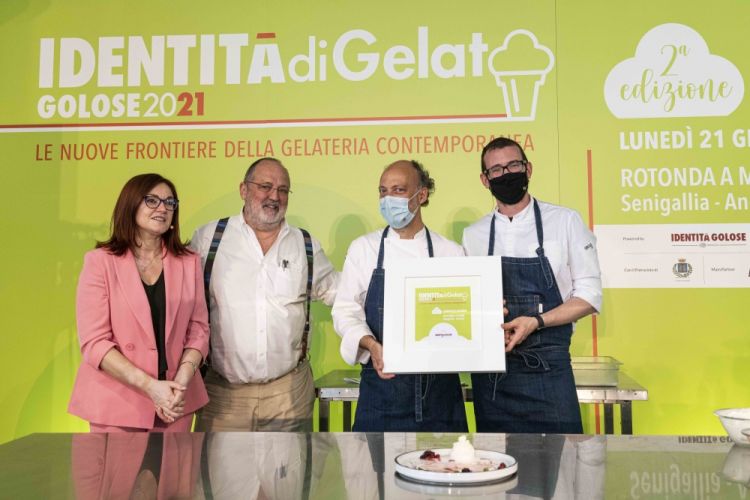 Foto di gruppo a fine intervento: Eleonora Cozzella, Paolo Marchi, Moreno Cedroni e Luca Abbadir