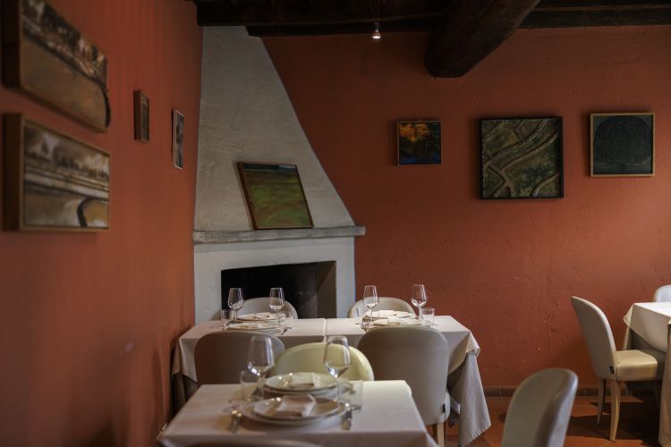Un dettaglio della sala ristorante di Cascina Caremma