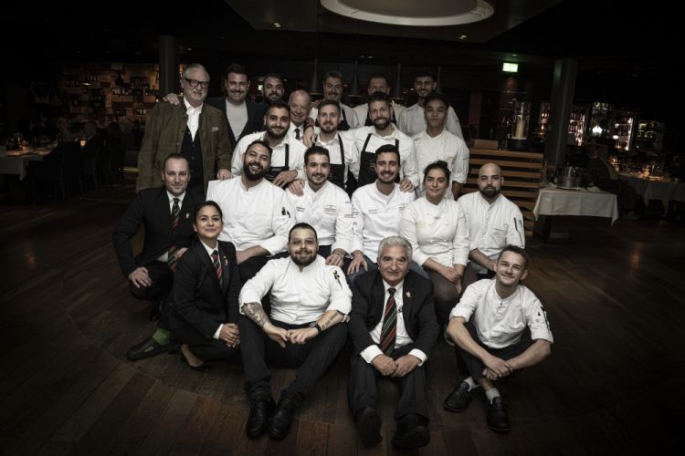 Foto di gruppo con tutto lo staff di Seven Lugano The Restaurant
