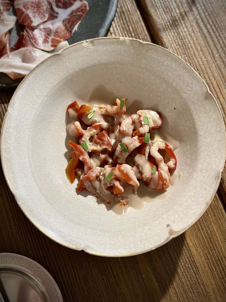 Peperoni in agro (con aceto di sidro di mele), beurre blanc, emulsione acciughe e dragoncello: un viaggio tra Piacenza (dove questi peperoni così conservati erano comunissimi), Italia e Francia