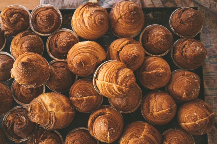 Gli sfogliati sono declinati anche come salati: qui la Torta di rose che andrà ad accompagnare sottili fette di lardo