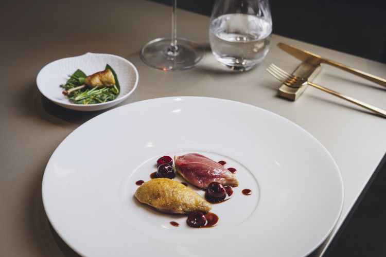 Petto di quaglia, la sua coscia, salsa demi-glace, amarene