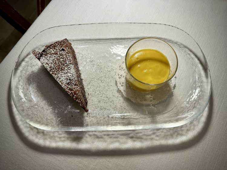 Torta Tenerina: è un tipico dolce ferrarese, fatto con cioccolato fondente e burro, ma senza farina. Si scioglie letteralmente in bocca. Per completare il peccato di gola, viene accompagnata con uno Zabaione montato col Marsala