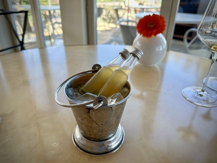 Come si beve la birra in spiaggia, al tramonto sulla giornata al mare, così si beve al Nostrano il Vino di Pesche e sciroppo al basilico. Le pesche vengono fermentate direttamente come l’uva per fare il vino (è un ancestrale di pesche)