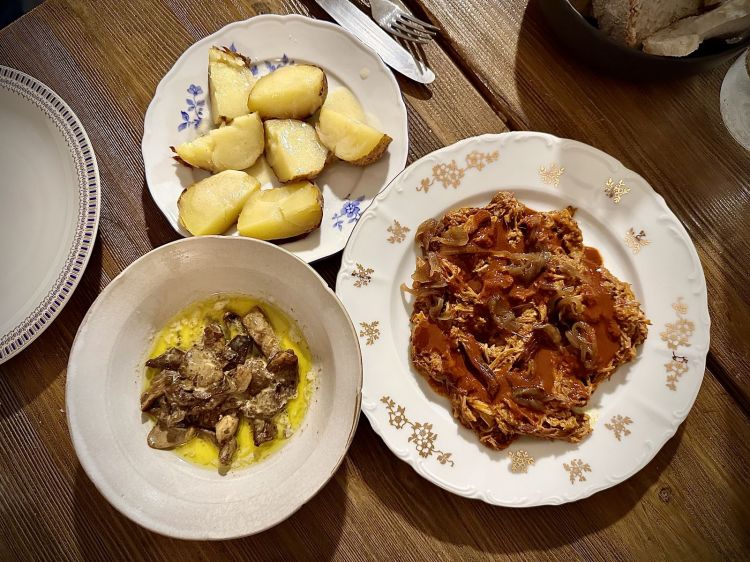 La Cochinita e i suoi contorni: si tratta di una spalla di maiale cotta in forno a legna, avvolta dalle foglie di fico, con una marinatura alla messicana con un mix di spezie. Viene servita con cipolle caramellate, patate cotte sotto la cenere e condite con burro agrumato e con funghi, beurre blanc, emulsione di uovo e parmigiano 70 mesi