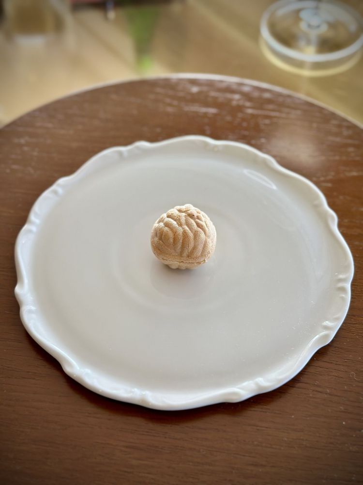 Wafer ripieno di pasta di mandorla, albicocca, Albana Passito, noci caramellate