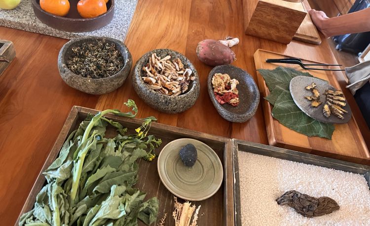 Il menu di Mil prevede 8 passaggi e ognuno di questi esprime una piccola lezione di agricoltura ed etnobotanica. Ogni corsa è composita e raccoglie le suggestioni di questa porzione di Ande:
1. Preservation: patate fresche o disidratate chuño, mais, salsa piccante uchucuta (salsa tradizionale di peperoncini) e oca
2. Plateau: nettare di cabuya (agave americana resistente, usata anche come tetto delle case), tartare di agnello, pseudocereale kañiwa e cushuro (alga andina resa celebre da Martinez)
3. Foresta Andina: tortino e insalata di tarwi (lupino andino), anatra, funghi callampa, peperoncino rocoto
4. Diversità di mais: simbolo multicolor andino (vedi 3 foto sotto)
5. Altitudine estrema: alpaca, quinoa nera, multicereali, cactus airampo
6. Ande Centrali: patate native (vedi 4 foto sotto), steli, argilla chaco commestibile, markhu (pianta medicinale)
7. Cordillera Ghiacciata: portata composta da ingredienti che resistono a oltre 4mila metri di quota come muña (pianta aromatica balsamica), kjolle (fiore aranciato, servito in crema)
8. Dolce riposo (Huatia): mullaska (molluca) e un'esplorazione completa di tutte le parti che compongono il baccello del cacao, inclusa la mucillagine (la parte gelatinosa che circonda le fave, trasformata in granita) e la buccia