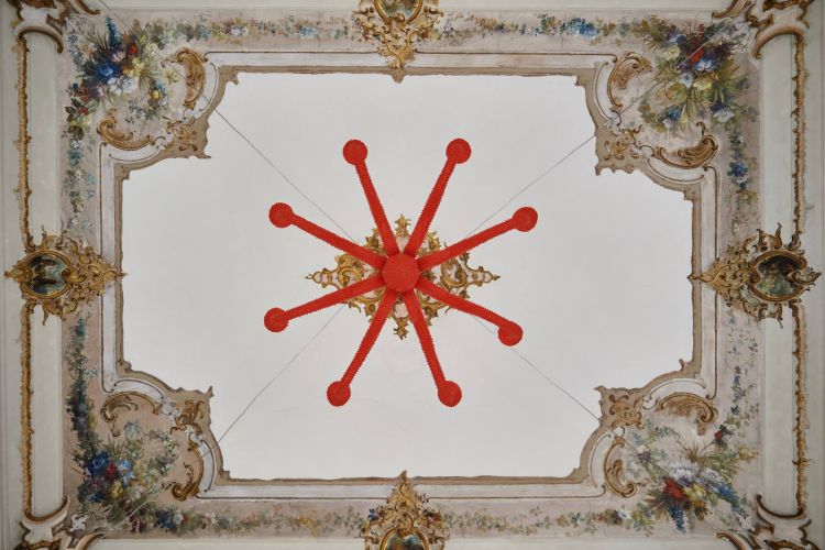 Un particolare del soffitto della sala