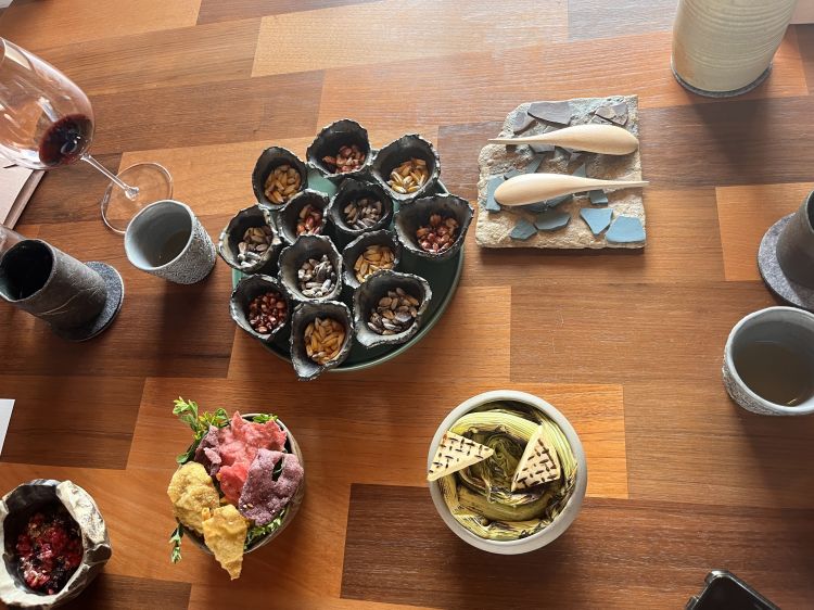 Al centro, una straordinaria collezione di mais andini essiccati: mais viola piscoronto, mais giallo chullpi, rosso kculli, bianco paracay... Innumerevoli le possibilità in cucina: torte, puree, biscotti, bevande fermentate (chicha), polenta...