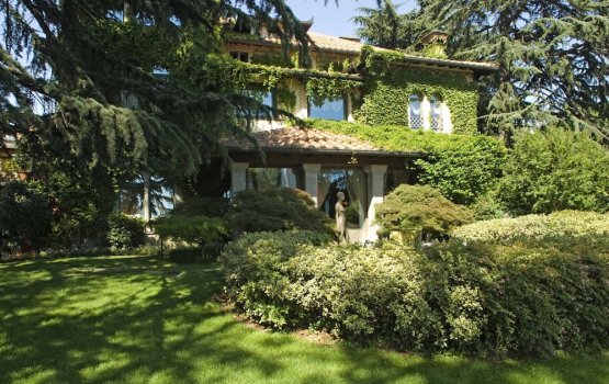 A beautiful image of the estate hosting L'Albereta