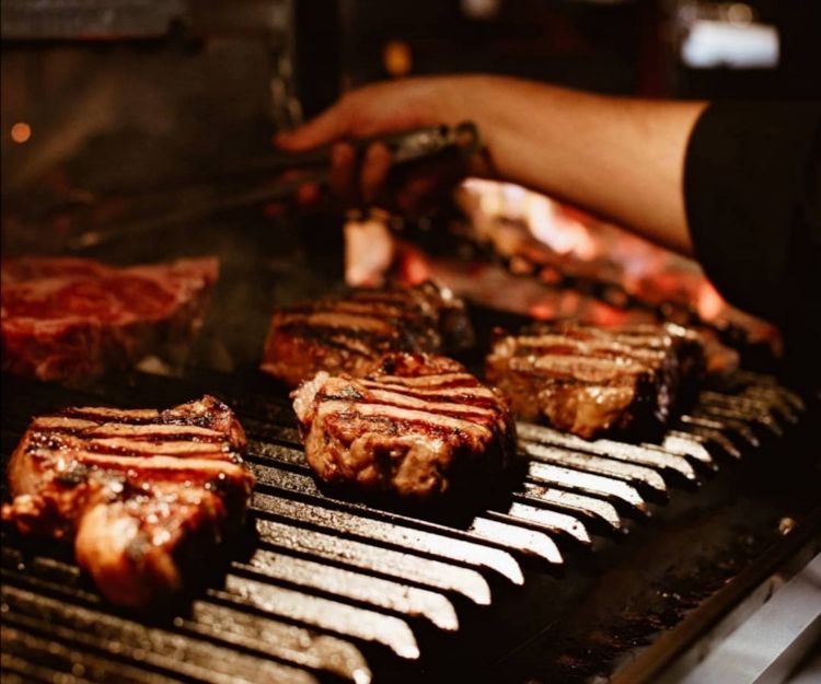 «Noi argentini amiamo la carne - ci ha detto Pablo Rivero - Fa parte della nostra identità culturale». A Don Julio se ne consumano 16 tonnellate al mese
